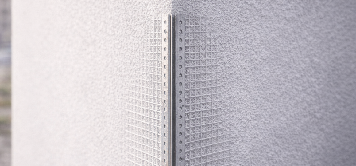 Армирующая-сетка-и-угловой-профиль-под-штукатурку-на-фасаде-здания