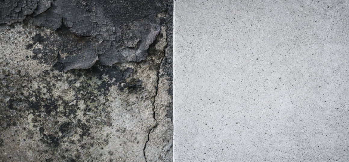 Сравнение состояния стены до и после нанесения покрытия. Правая сторона стены выглядит обновленной.