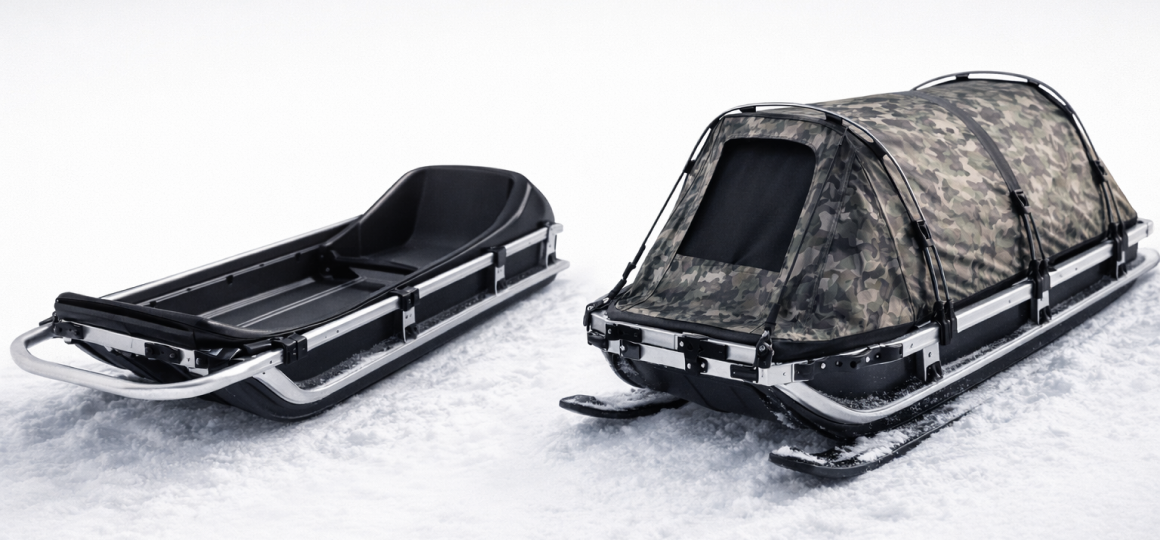 Сравнение модульных саней для снегохода: слева открытые пластиковые сани с усиленной рамой для перевозки грузов, справа закрытые сани с камуфляжным тентом и полозьями для защиты снаряжения от снега и ветра