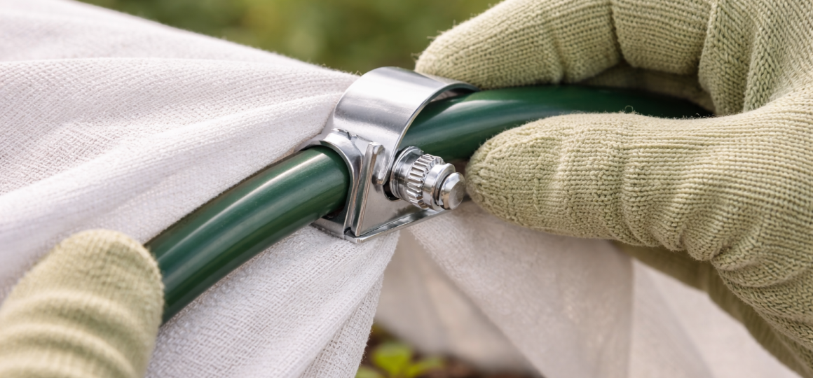 Надёжное крепление спанбонда к дуге парника металлическим зажимом