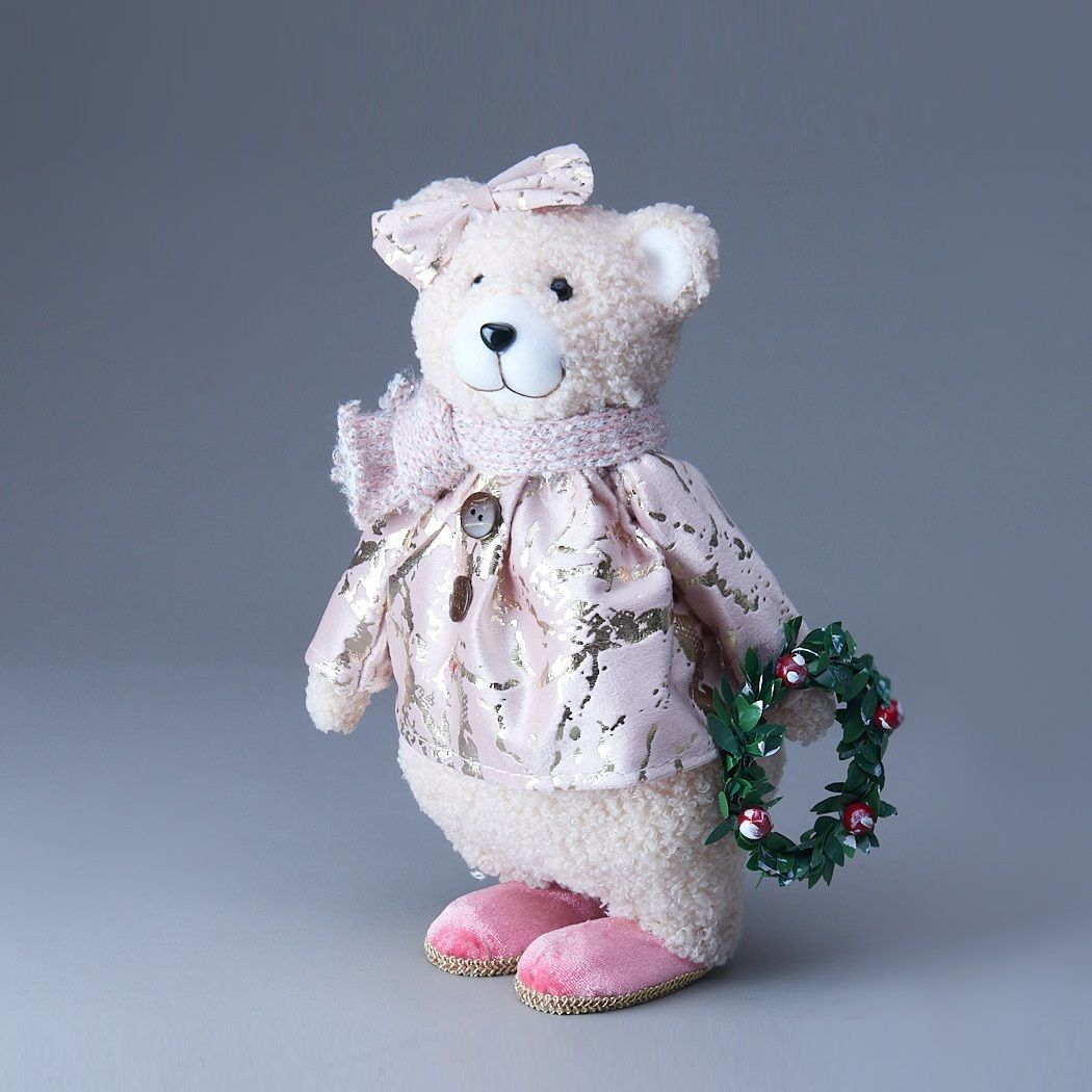 Фигура декоративная Мишка с еловым венком 16х13х26 см розовый/золото