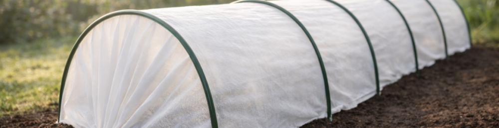Как закрепить укрывной материал на дугах от ветра — надёжный парник из дуг и спанбонда