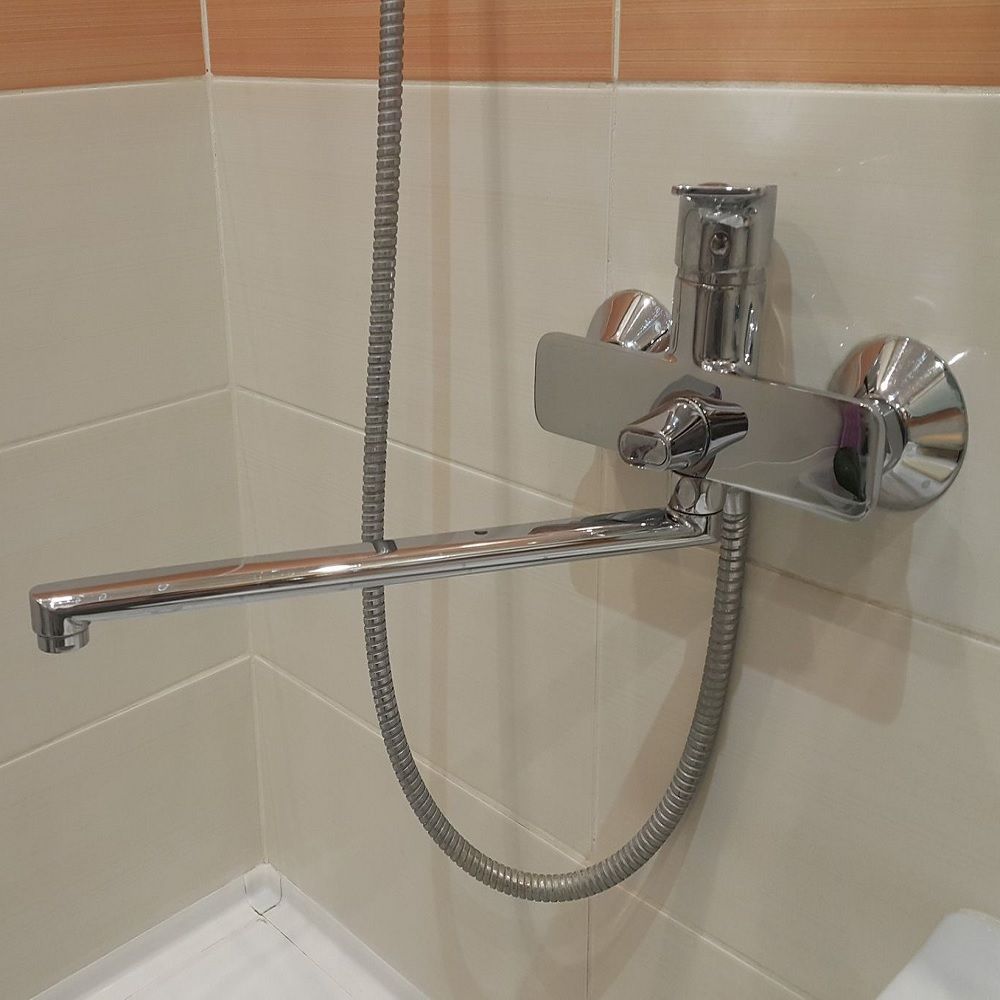 Смеситель для ванны Rossinka RS27-3 однорычажный длинный плоский излив 350 мм