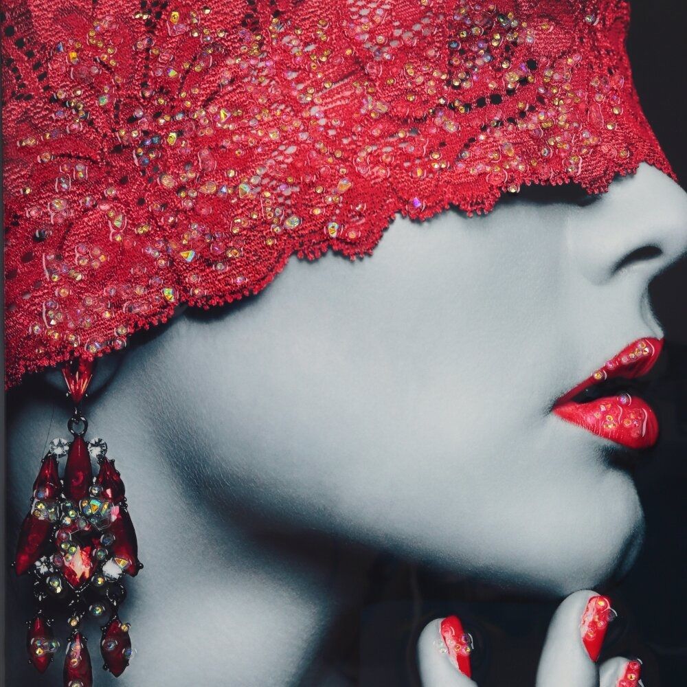Картина с кристальным декором Девушка в красной маске 51х71х2,5 см