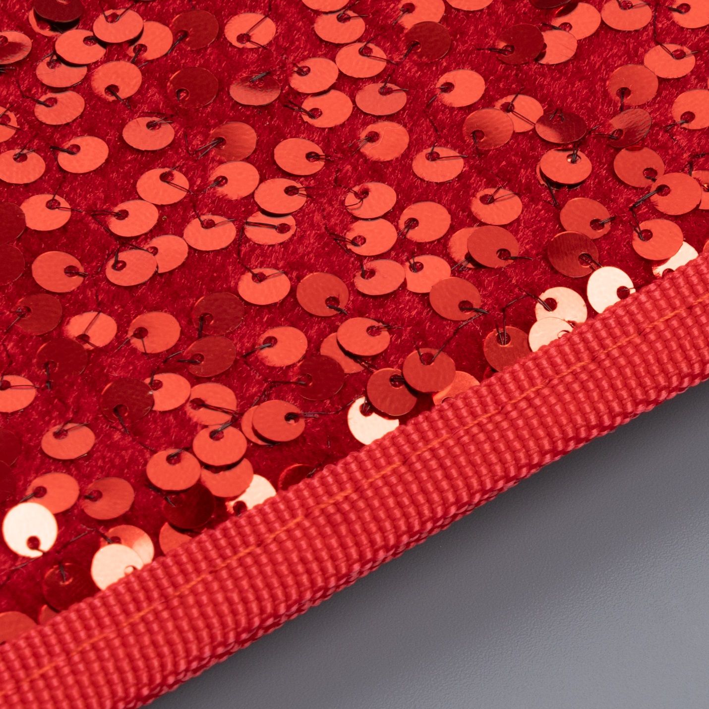 Юбка для основания елки Моя Елочка d68 см h25 см красный с пайетками 2025-0578