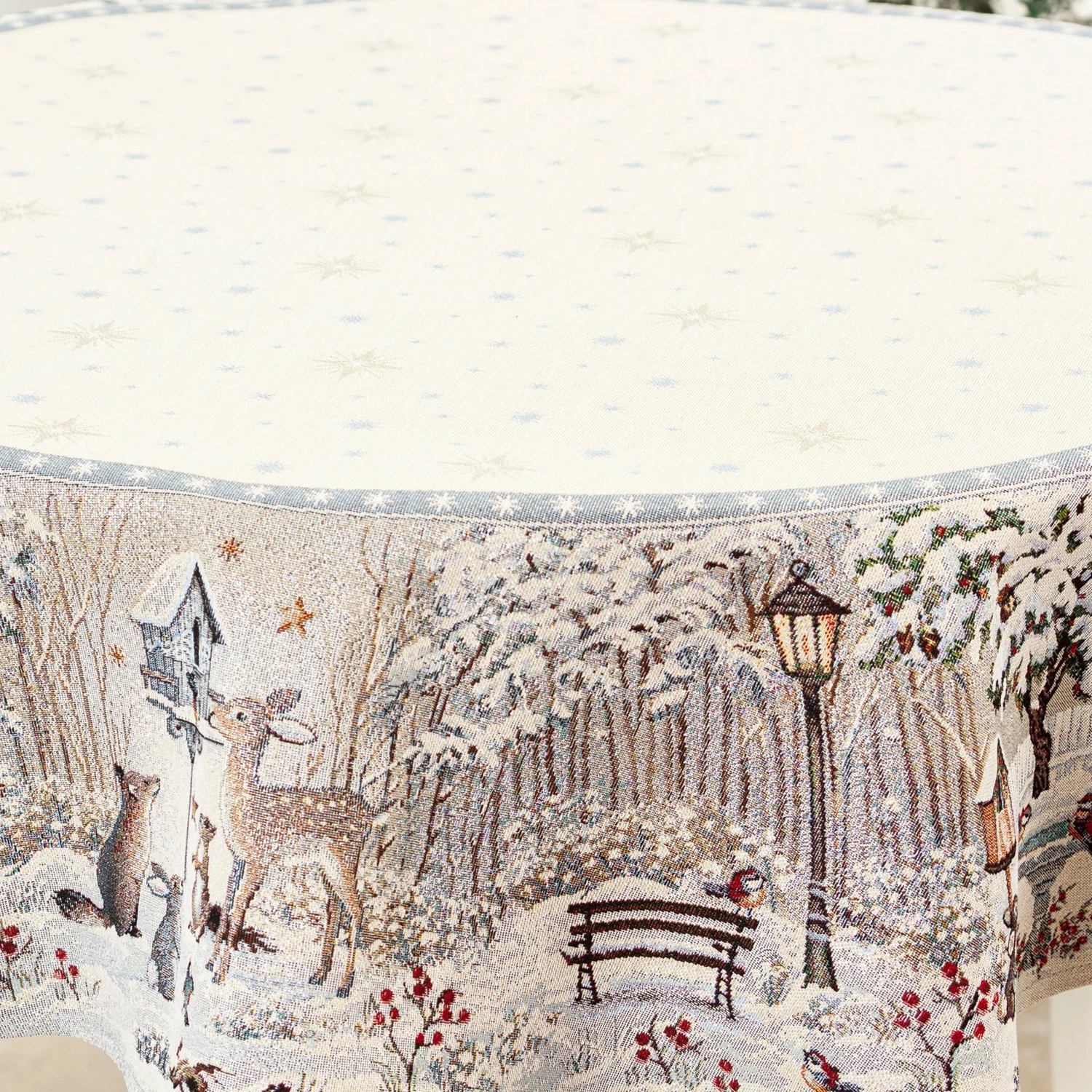 Скатерть декоративная гобелен Лесные друзья у кормушки d140 см 2101539