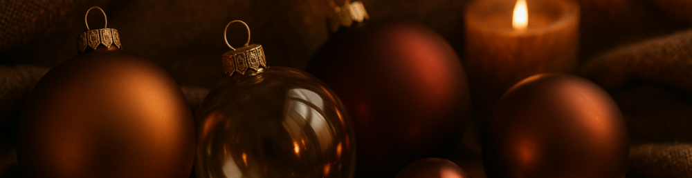 Крупные матовые и стеклянные шары с тёплой подсветкой в составе новогодней композиции.