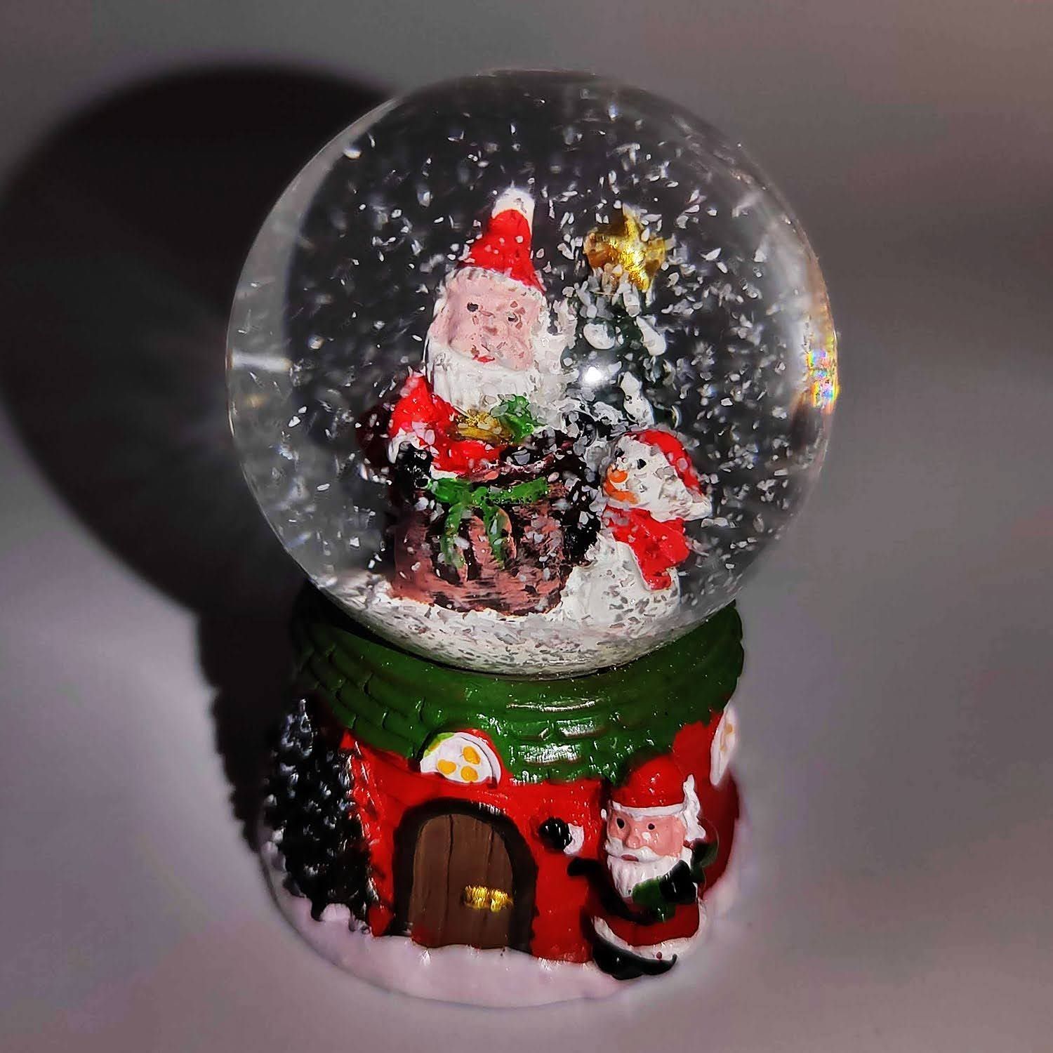 Шар снежный Санта с елкой LED 9,5х7,5 см микс 2024-8171