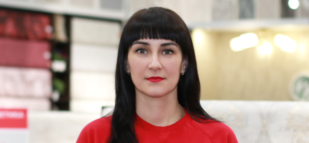 Товарные группы отдела обоев и штор: образцы обоев, рулоны обоев, гардины, рулонные шторы, жалюзи, карнизы, декор потолка, интерьерные зеркала, крючки, декоративные подушки и мягкая игрушка — наглядная выкладка ассортимента эксперта гипермаркета «Сарай».