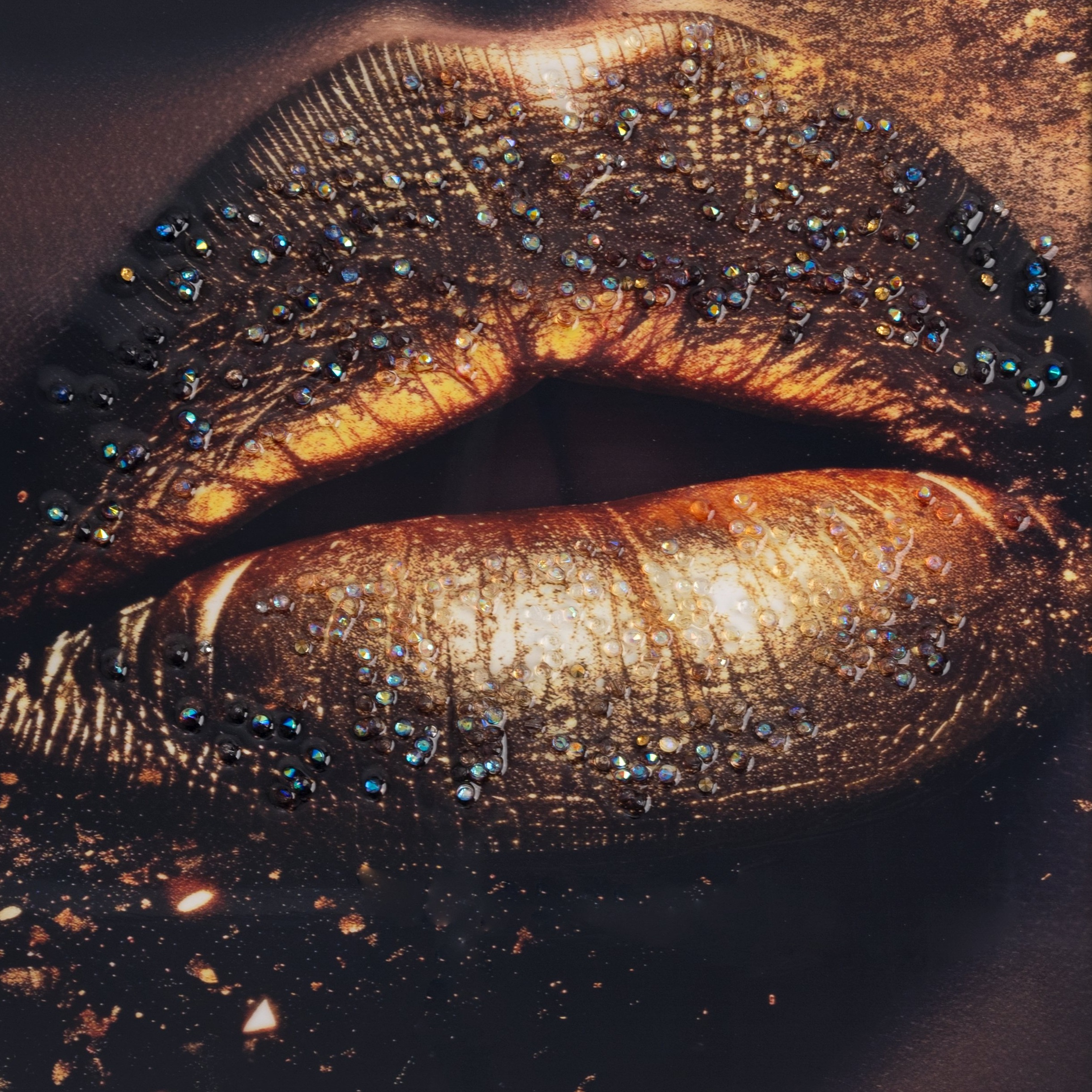 Картина интерьерная со смолой Золотые губы 30х40 см 2025-0221