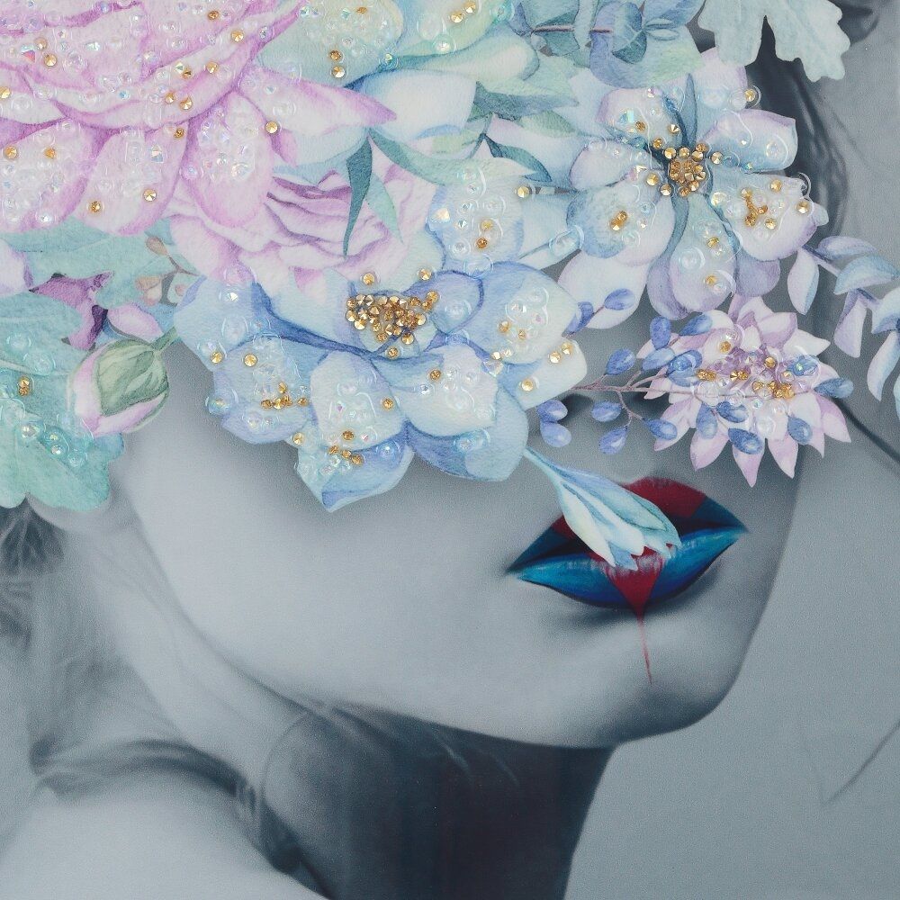 Картина с кристальным декором Девушка с букетом 51х71х2,5 см