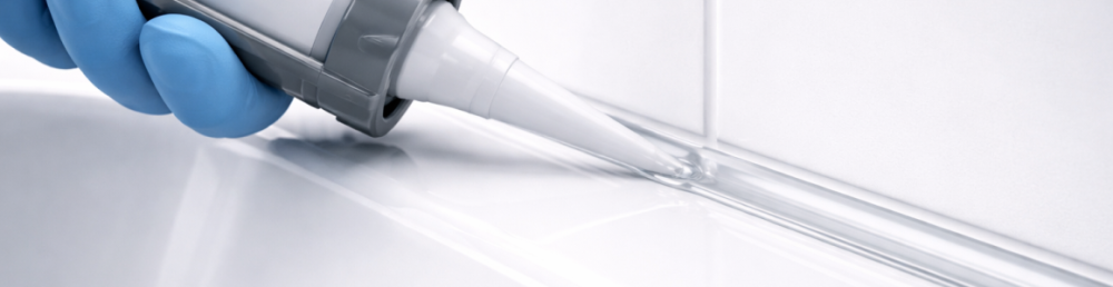 Как закрыть стык ванны и стены надёжно: жидкий герметик + уплотнительная лента