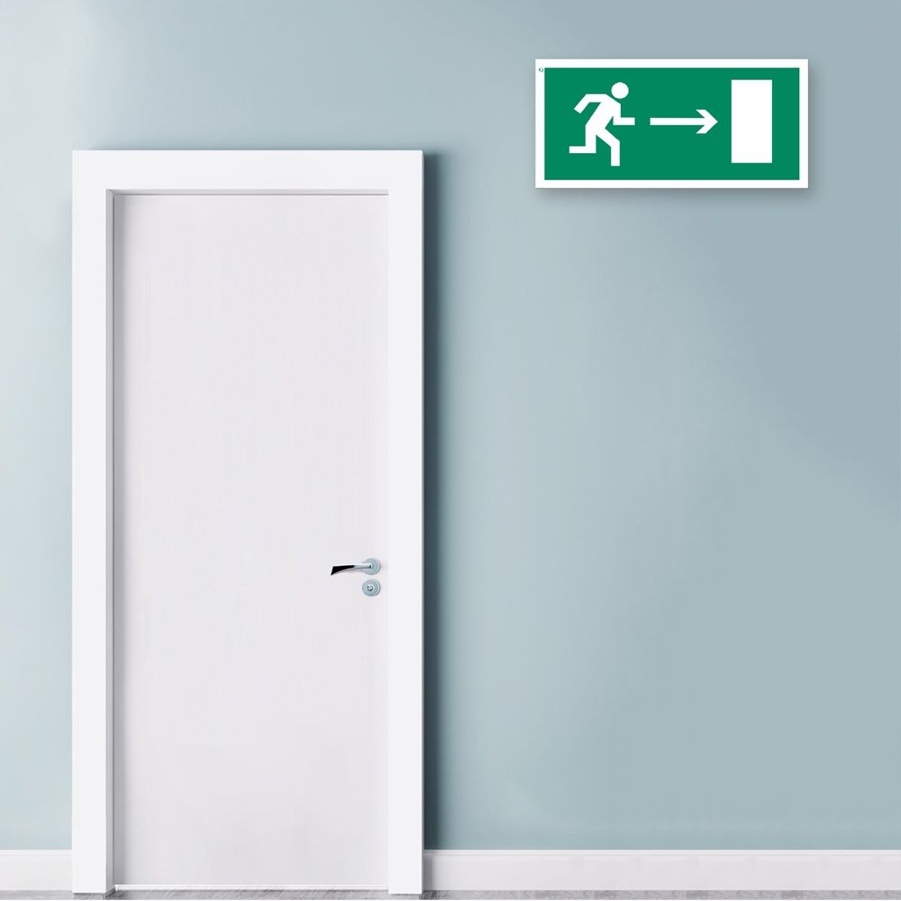 Наклейка Направление к эвакуационному выходу направо 30х15 см Знак E03