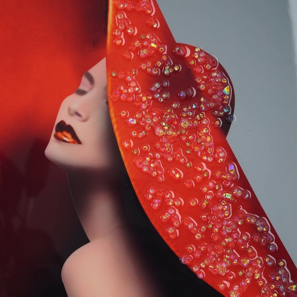 Картина с кристальным декором Девушка в красном 51х71х2,5 см