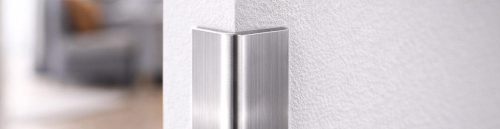 Углы вечно оббиты: какой уголок поставить в коридоре, чтобы выдержал занос дивана?