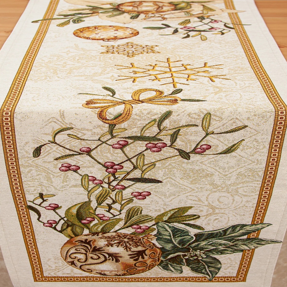 Салфетка сервировочная Золотые шары и ягоды 40х100 см 2101366