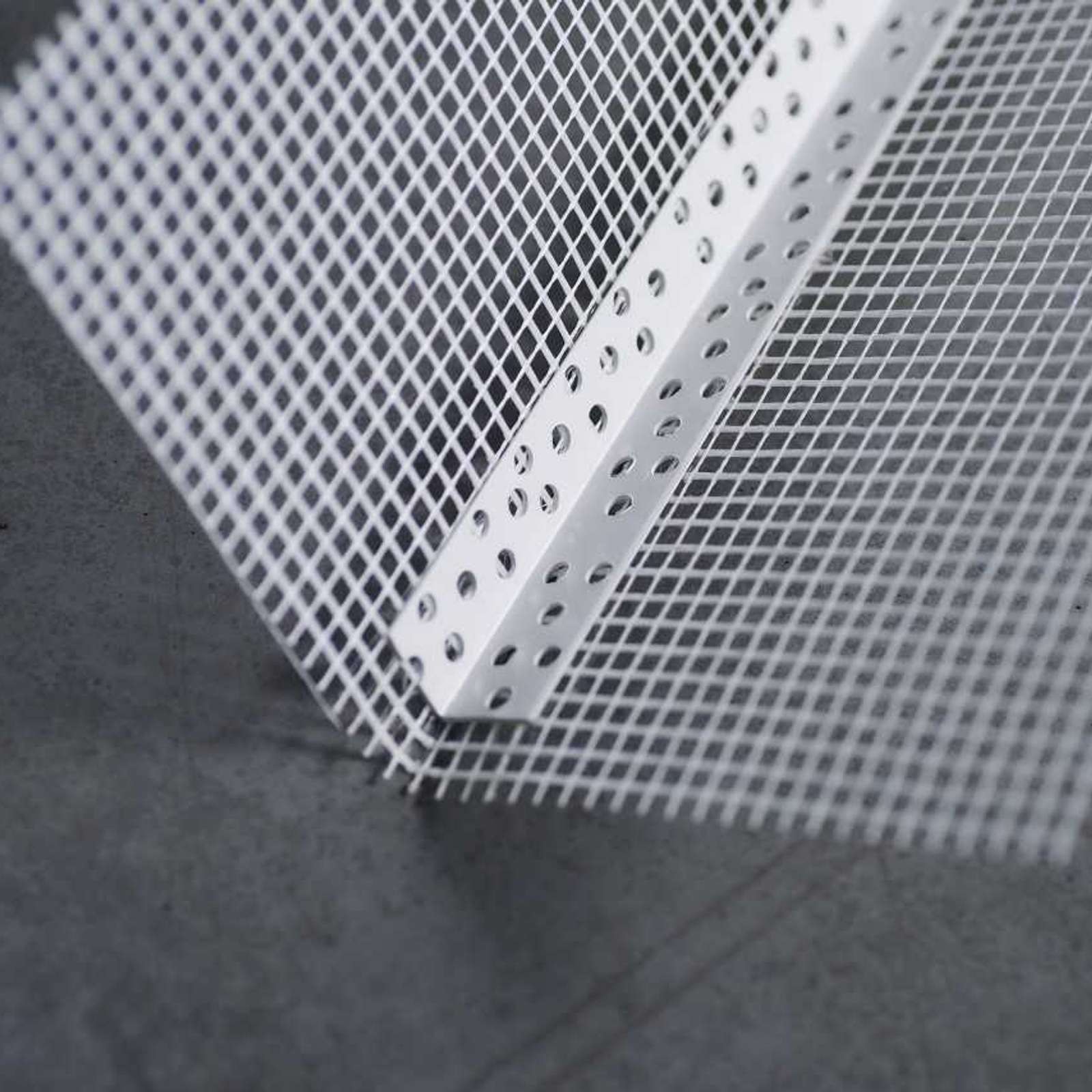 Угол перфорированный ПВХ с сеткой 100х150х2500 мм