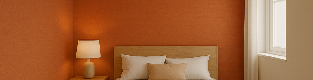 Спальня с яркими флизелиновыми матовыми обоями и мягким освещением для создания спокойного интерьера.