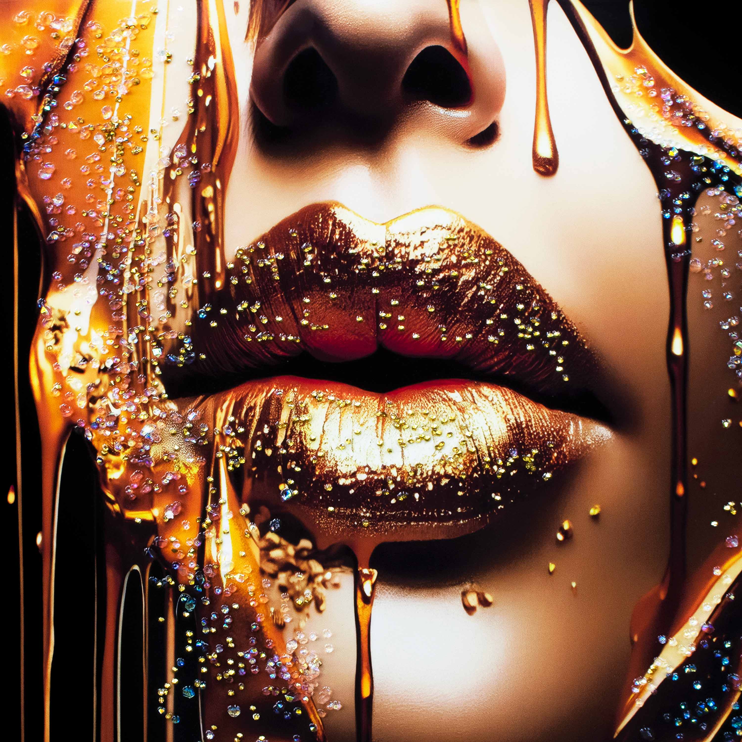 Картина интерьерная со смолой Золотые губы 50х60 см 2024-4970