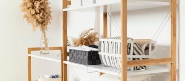 Деревянные стеллажи