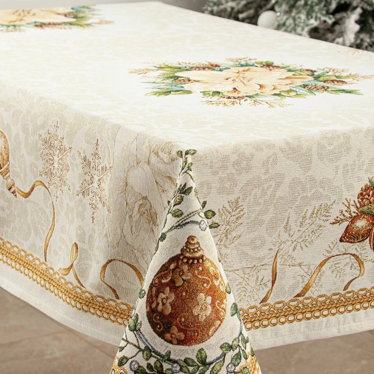 Скатерть декоративная гобелен Золотые шары и свеча 140х180 см 2312529