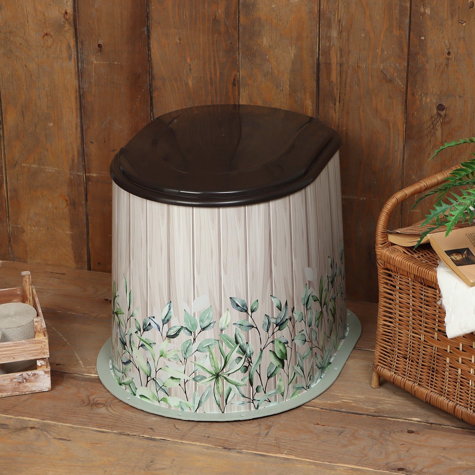 Туалет дачный летний день