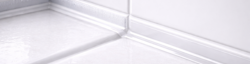 Углы и стыки в душевой: как собрать без трещин и «подтёков по шву»