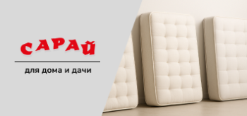 Три матраса разной жёсткости стоят у белой стены, студийное освещение, вид под углом