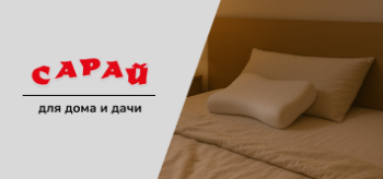 Стиральная машина с открытой дверцей, рядом аккуратно сложены белые подушки и бутылка жидкого средства для стирки, интерьер в скандинавском стиле
