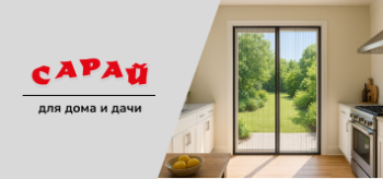 Светлая гостиная с разрезной нитяной шторой в дверном проёме и когтеточкой для кошек, подчёркивающей наличие питомца