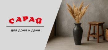 Напольная тёмно-гранитная ваза с сухоцветами (лагурус и пампасная трава) стоит у бетонной стены в лофт-интерьере. Рядом — деревянный табурет и плетёная корзина. Мягкое дневное освещение, без людей.
