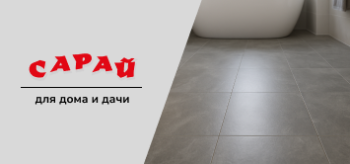 Интерьер с ровным полом из кварцвиниловой плитки, поверхность под дерево, чистая и гладкая