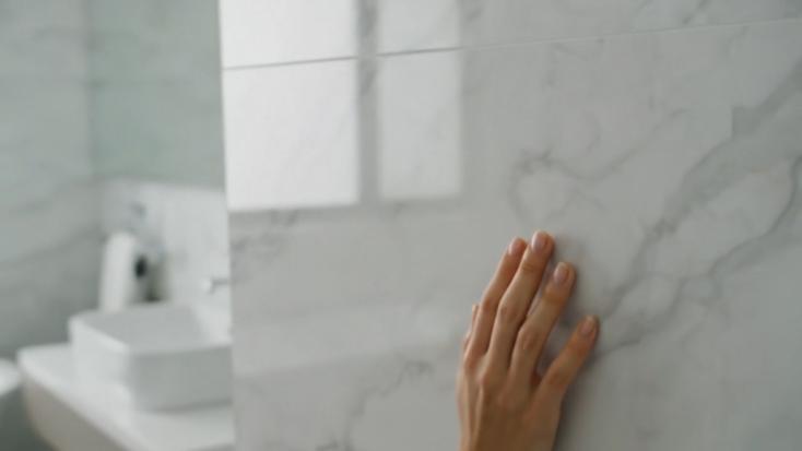 Видеообзор Saray: Керамогранит Laparet Statuario Crown 60x120 см в интерьере ванной комнаты под мрамор